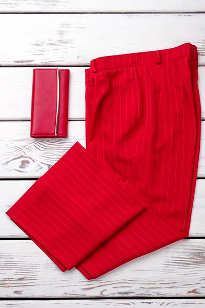 Pantalones y billetera rojos de mujer de lujo . —  Fotos de Stock