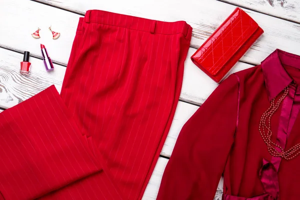Nahaufnahme roter Frauenkleidung mit Geldbörse und Accessoires. — Stockfoto