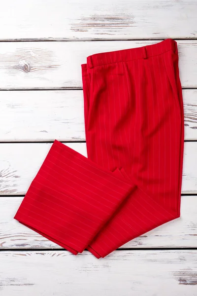 Röda kvinnliga randiga byxor. — Stockfoto