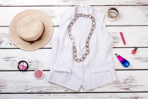 Ropa de verano para mujer y arreglo de accesorios . — Foto de Stock