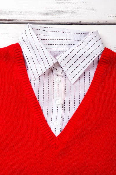 Camicia da vicino e colletto rosso . — Foto Stock