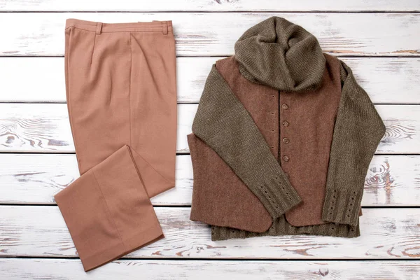 Lapos laikus barna nadrágot és zöld pulóver, kabát. — Stock Fotó