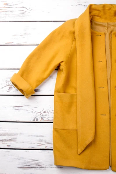 Згорнутий жовтий рукав пальто . — стокове фото