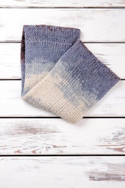 Renkli yün, İpek eşarp, düz yatıyordu katlanmış.