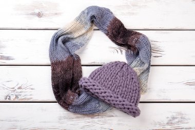 Düz yatıyordu mor şapka ve atkı.