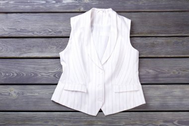 Beyaz çizgili kolsuz ceket.