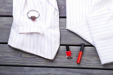 Zengin pahalı takım elbise ve aksesuarlar.