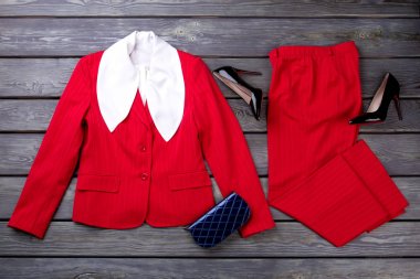 Kırmızı moda iş giysileri, düz yatıyordu.