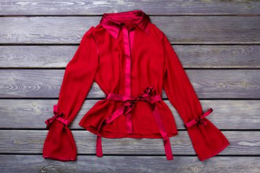 Şık polyester kırmızı ceket.