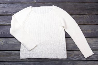 Beyaz yün kazak, düz yatıyordu.