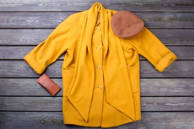 Üstten Görünüm sıcak renkli kadın kıyafeti.