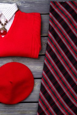 Üstten Görünüm kırmızı kadın giyim kurmak kapatın.