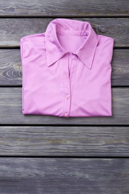 Pembe katlanmış Bayan bluz.