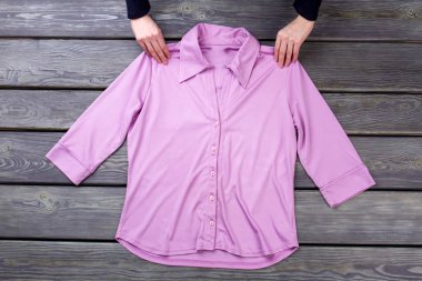 Pembe gömlek ve eller, düz.