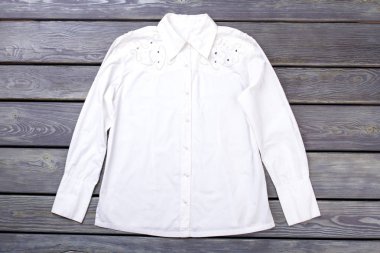 Önden Görünüm beyaz gömlek.