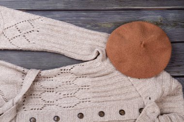 Yünlü giyim ve bere şapka, düz yatıyordu.