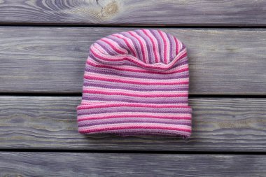 Pembe yün, ipek şeritli şapka.