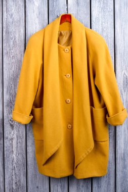 Düz yatıyordu sarı ceket, üstten görünüm.