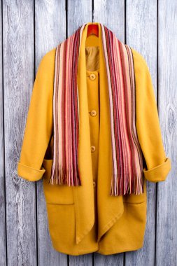 Düz yatıyordu sarı Paltonu ve kaşkolünü.