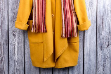 Sarı ceket ve eşarp.