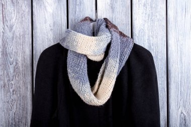 Sıcak yün atkı ve siyah ceket.