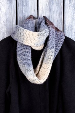 Üzerinde siyah ceket örgü yün, İpek eşarp.