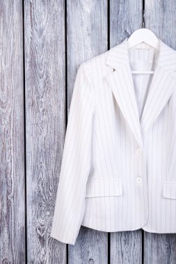 Beyaz takım elbise ceket askı.