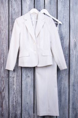 Beyaz takım elbise askı üzerinde.