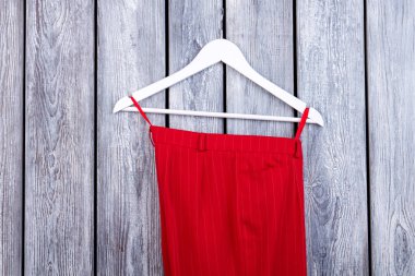 Kırmızı pantolon askı üzerinde kapatın.