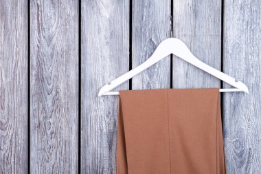 Pantolon askısı üzerinde kapatın.