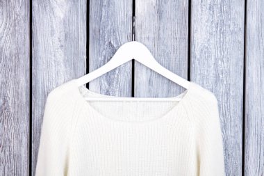 Beyaz kazak kadar kapatın.