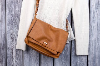 Deri çanta ve kazak.