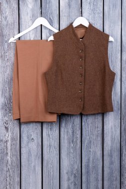 Klasik resmi kahverengi Bayan giyim.