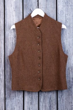 Kahverengi yün kolsuz ceket.