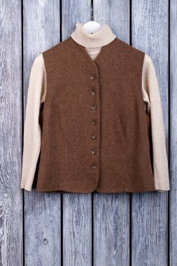 Kahverengi ceketli kazak.