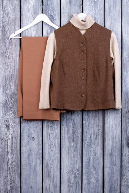 Sıcak retro giysi üzerinde askıları.