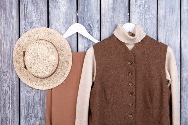 Kış Giysi ve hasır şapka, üstten görünüm.