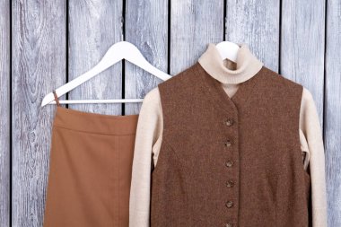 Sıcak kış kahverengi giyim ve üstten görünüm.