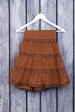 Etek askı üzerinde kahverengi, yat.