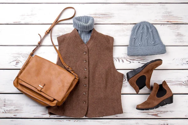 Brauner weiblicher Winterlook mit Handtasche. — Stockfoto