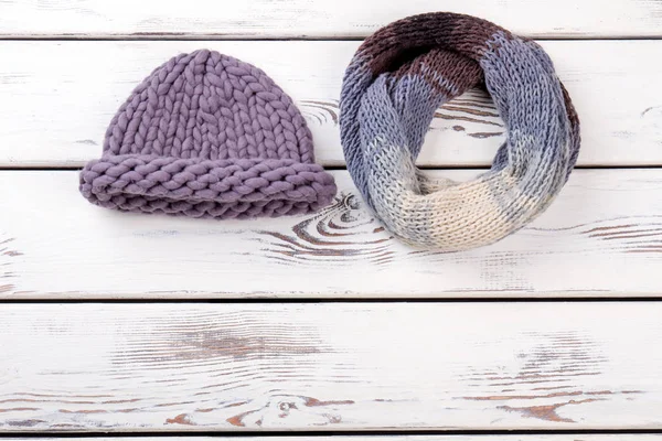 Χειμερινό καπέλο και φουλάρι με στριμμένα. — Φωτογραφία Αρχείου