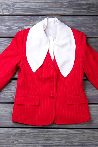 大きな白襟の赤いジャケット. — ストック写真