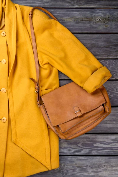 Abrigo amarillo y bolso, primer plano . — Foto de Stock