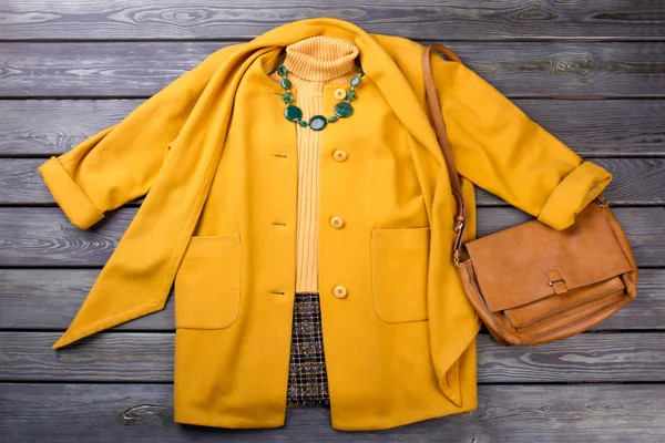 Vestuário de inverno amarelo e acessórios . — Fotografia de Stock