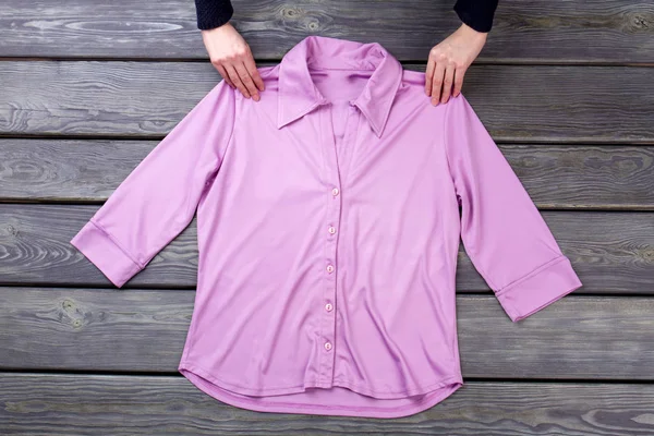 Pembe gömlek ve eller, düz.