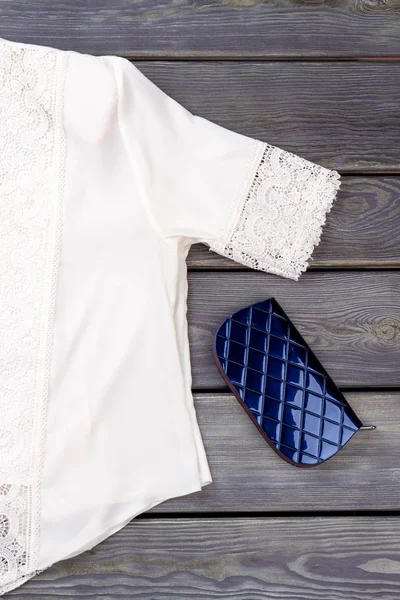 Blått läder plånbok och vit spetsblus. — Stockfoto