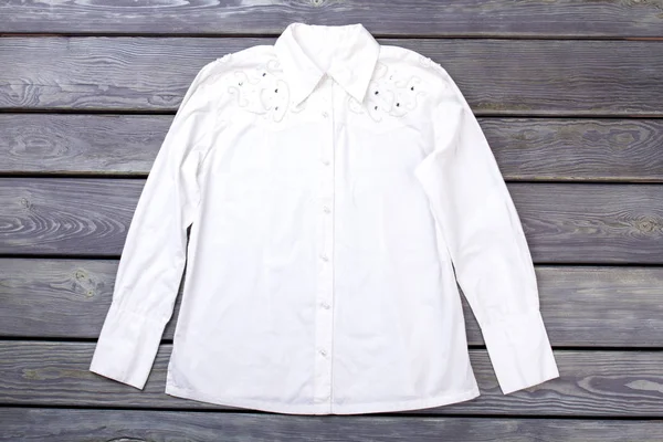 Белая женская рубашка . — стоковое фото