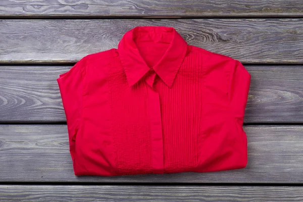 Camicia rossa piegata. — Foto Stock