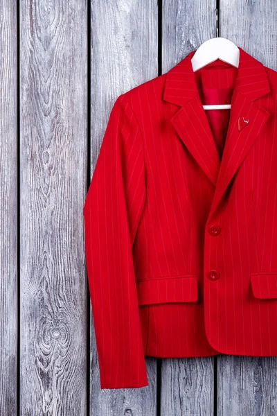 Şık Kırmızı iş kadınlar için uygun.