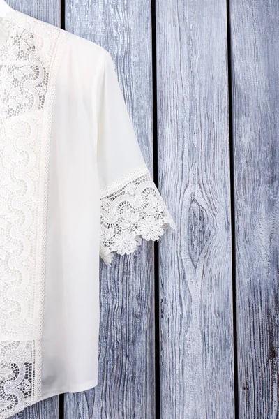 Обрезанный вид на белый кружевной блузки . — стоковое фото